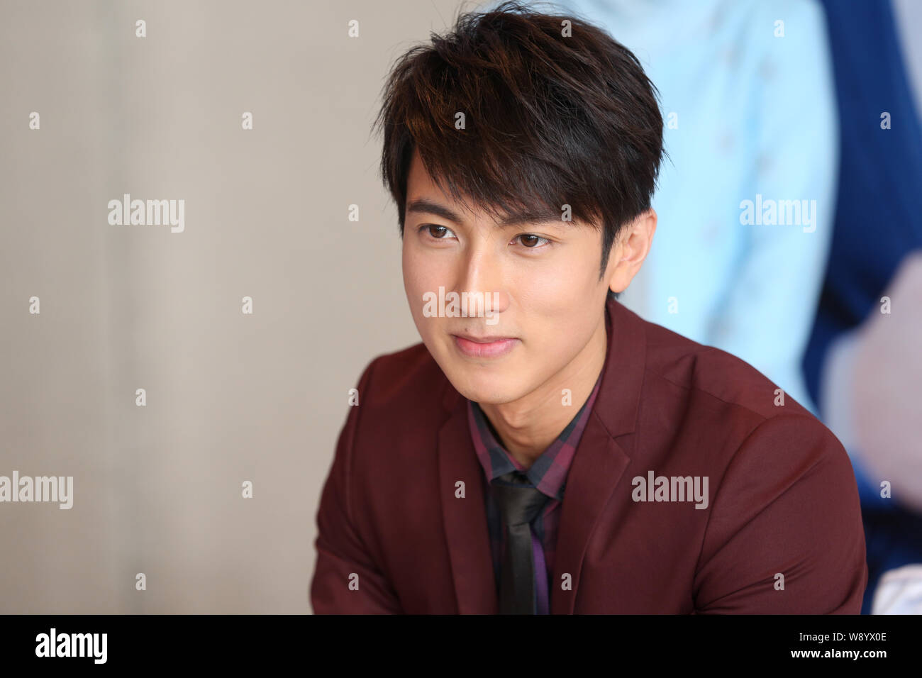 Acteur brunéiens Wu Chun pose au cours d'une cérémonie de signature pour devenir l'ambassadeur de l'image internationale de Royal Brunei Airlines à Shanghai, Chine, 21 Banque D'Images