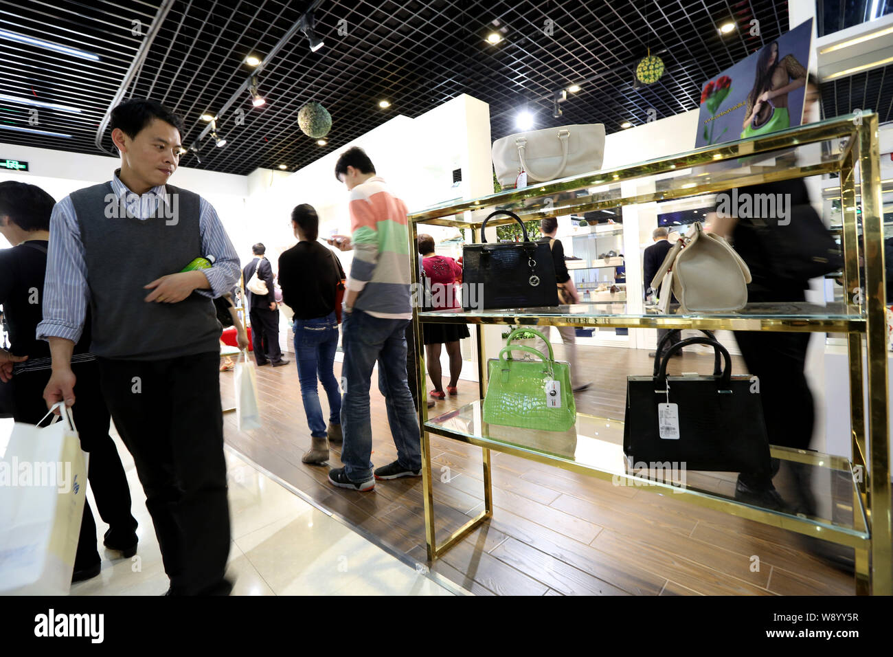 - Un fichier clients chinois--shop à un centre commercial dans la Zone de libre-échange pilote Shanghai, Shanghai, Chine, le 2 mai 2014. Les ventes au détail des chines maintenue Banque D'Images