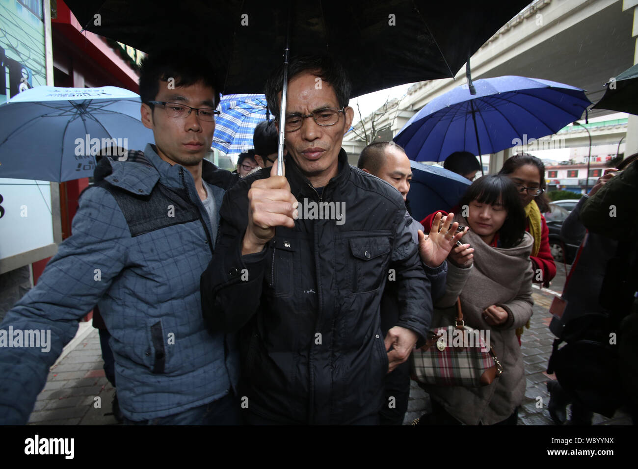 Le vieil homme, dont le fils a été l'empoisonneur dans un cas d'empoisonnement, centre, laisse la cour après avoir entendu la sentence de mort sur son fils à la Shanghai No.2 Banque D'Images