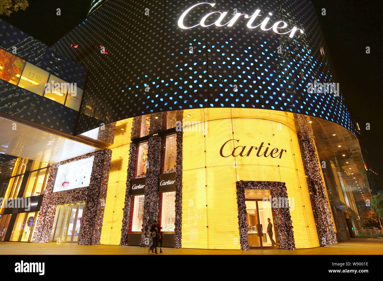 FILE--Vue de nuit une boutique Cartier du groupe Richemont à Shanghai,  Chine, 10 décembre 2013. Compagnie Financiere Richemont SA a signalé une  chute je Photo Stock - Alamy