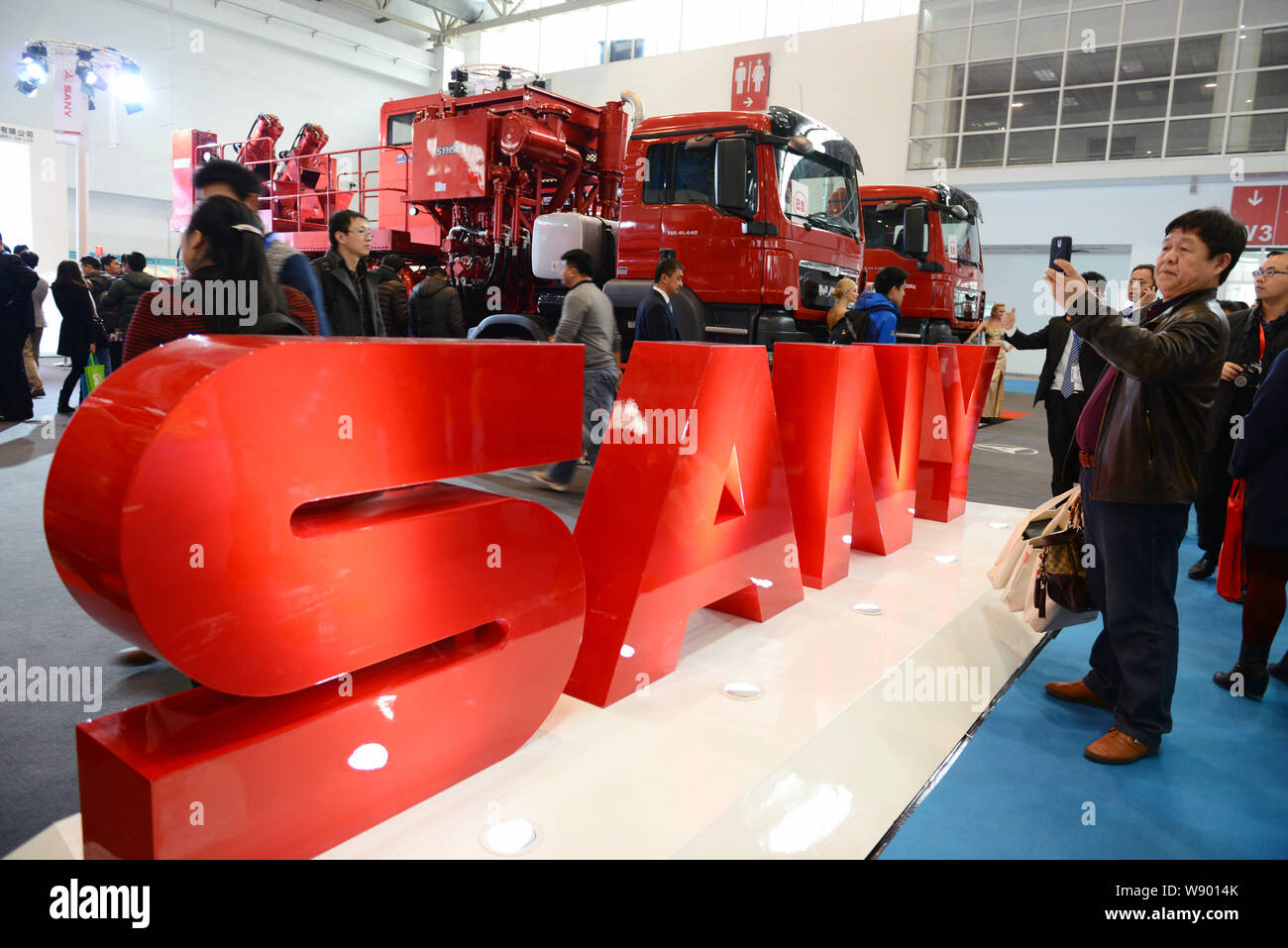 --FILE--personnes visitent le stand de Sany lors d'une exposition à Beijing, Chine, 19 mars 2014. Shanghai-énumérés Sany Heavy Industry a obtenu l'administration Banque D'Images