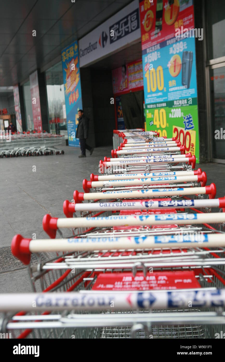 --FILE--View de caddies au supermarché Carrefour dans Longde Square, Changping district, Beijing, Chine, 10 mars 2014. Un centre commercial sur Banque D'Images