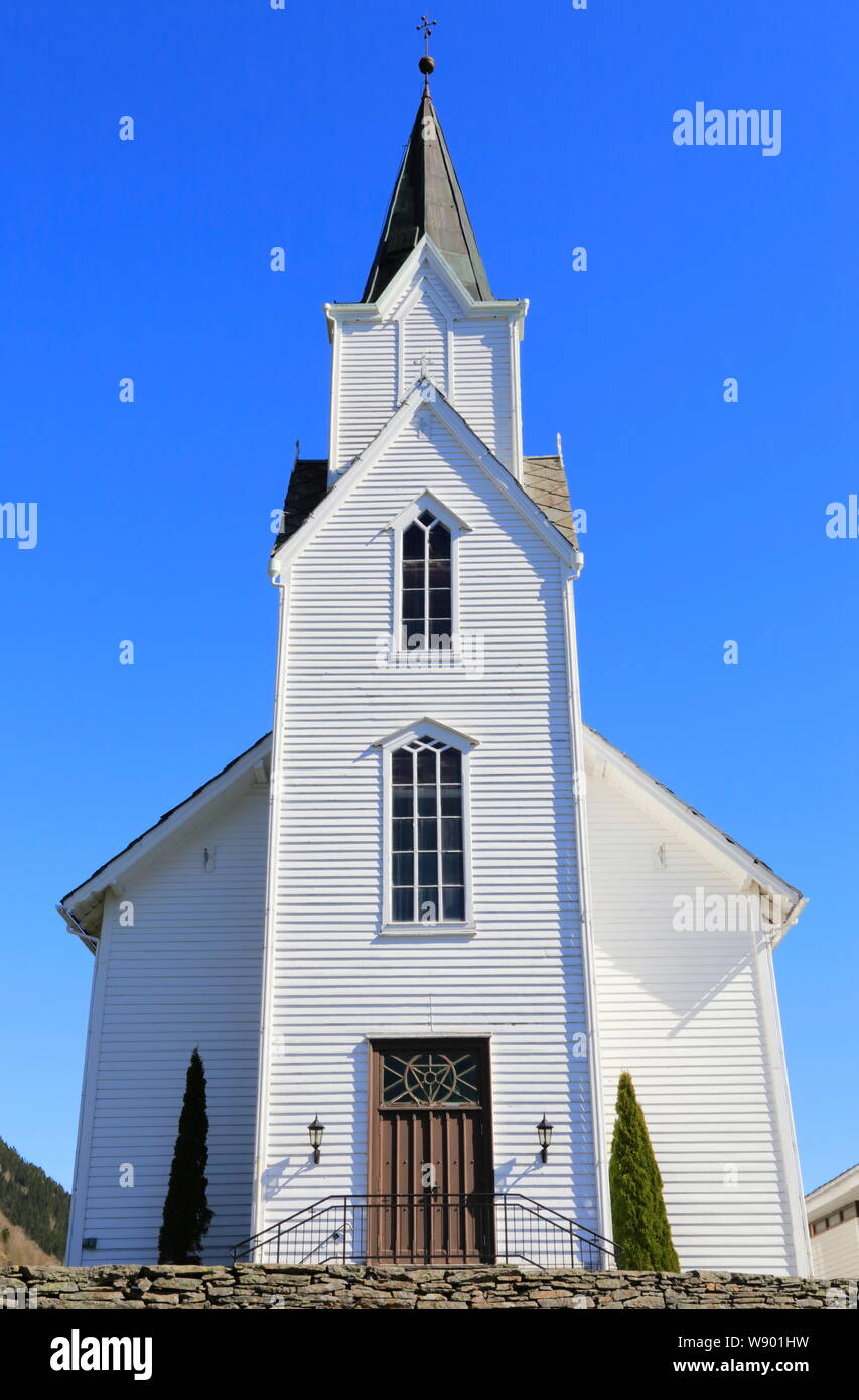 La façade de l'église en bois de Haus, sur l'île d'Osterøy en Hordaland County, en Norvège. Banque D'Images