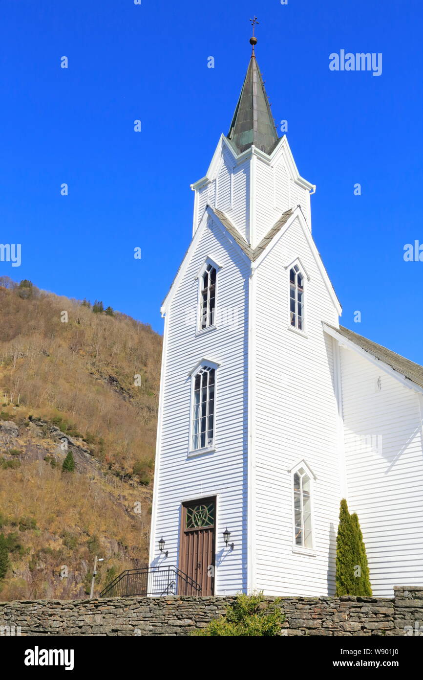 La façade extérieure de l'église en bois dans le village de Haus sur l'île d'Osterøy, la Norvège. Banque D'Images