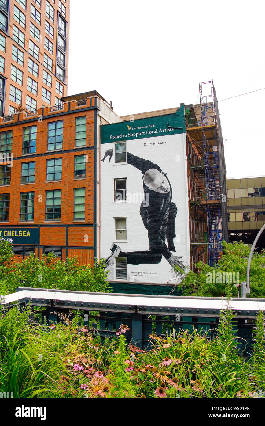 Photo sur le mur par Warren de plaisance, le parc High Line à Manhattan (Hudson Yards). La ligne haute du parc linéaire construit sur la voie ferrée surélevée Banque D'Images