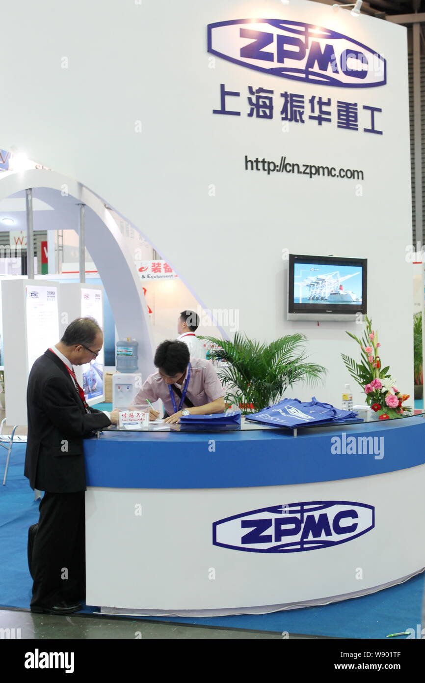 --FILE--Un employé sert un visiteur sur le stand de Shanghai Zhenhua Heavy Industry Co., Ltd (ZPMC) lors de la 9ème China International Petroleum Animal Banque D'Images