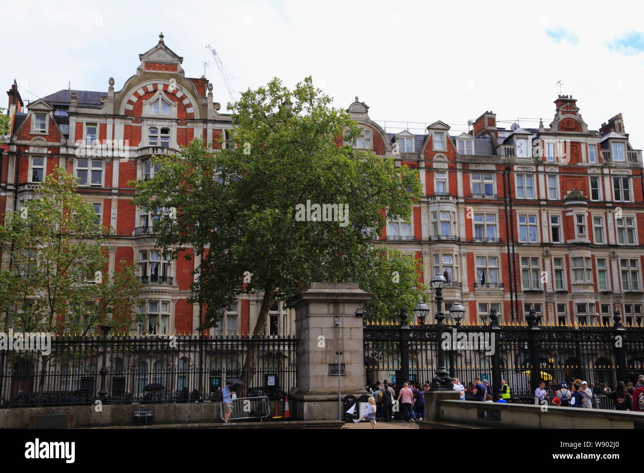 La façade d'un bâtiment en briques rouges en face du British Museum, et les gens de quitter le musée à l'entrée principale à Bloomsbury, Londres, Royaume-Uni. Banque D'Images