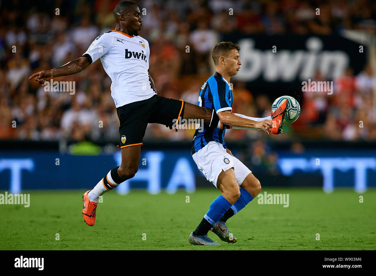 VALENCIA, Espagne - 10 août : Nicolo Barella (R) de l'Internazionale FC est en concurrence pour le bal avec Geoffrey Kondogbia de Valence FC pendant le Bwin Trofeo Naranja match amical entre Valence CF et l'Internazionale FC au stade Mestalla le 10 août 2019 à Valence, en Espagne. (Photo par Préparez-Images/MO Media) Banque D'Images