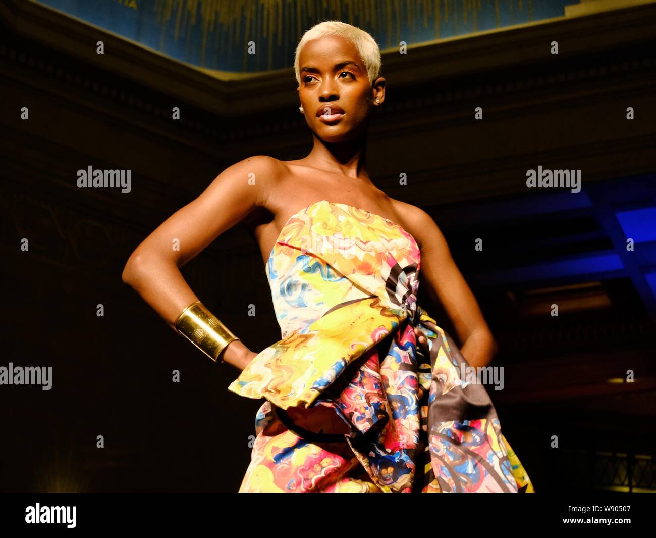 Blonde modèle frappe un poser à Vanessa Gounden pour l'Afrique Défilé Fashion Week Londres 2019 Banque D'Images