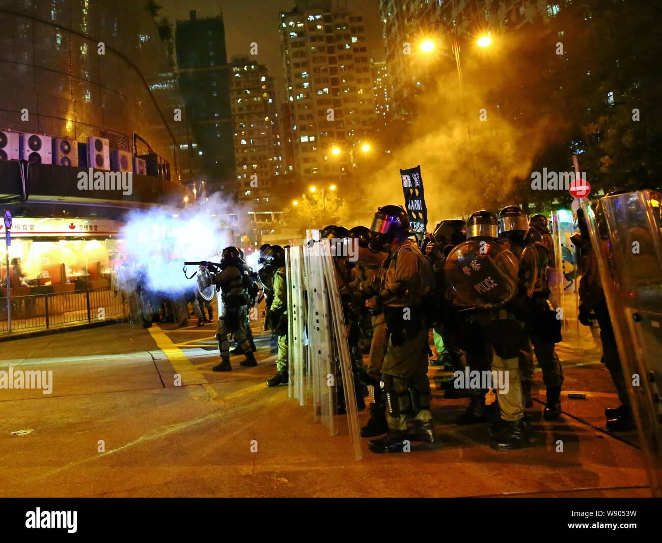 Hong Kong, Chine. Août 11, 2019. Manifestations publiques sont devenues dans la violence, avec la police tirant des gaz lacrymogènes sur les manifestants à Hong Kong que les manifestants pour la démocratie. Ici à la station de MTR émeutes à Kwai Fong où la Police de déployer des gaz lacrymogènes à l'intérieur. Gonzales : Crédit Photo/Alamy Live News Banque D'Images