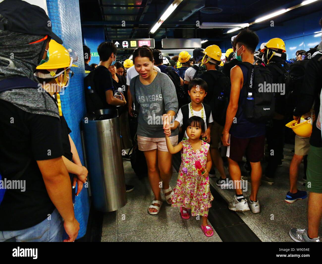 Hong Kong, Chine. Août 11, 2019. Manifestations publiques sont devenues dans la violence, avec la police tirant des gaz lacrymogènes sur les manifestants à Hong Kong que les manifestants pour la démocratie. Les résidents ici essaient d'échapper à l'émeute des zones à Mei Foo Estate. Gonzales : Crédit Photo/Alamy Live News Banque D'Images