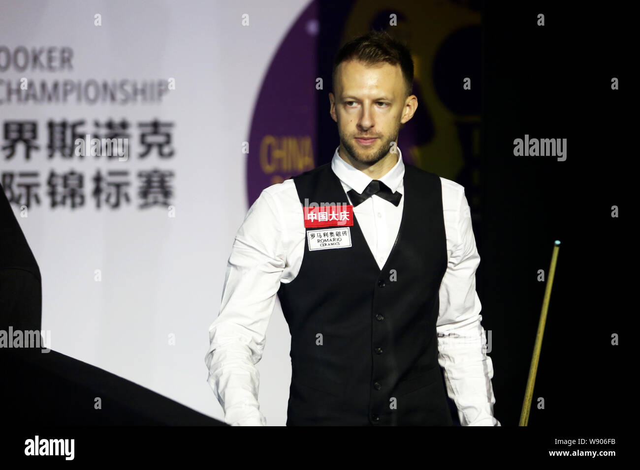 Judd Trump d'Angleterre pose avant leur dernier match face à Shaun Murphy de l'Angleterre au cours de la 2019 World Snooker Championship International dans la ville de Daqing, province de Heilongjiang, du nord-est de la Chine, 11 août 2019. Banque D'Images