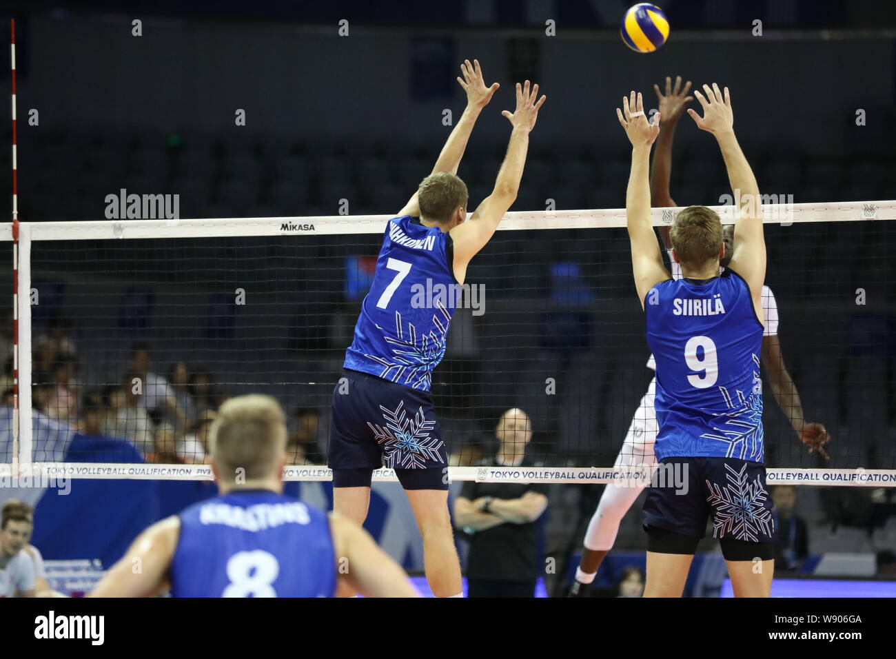 Membre de l'équipe nationale de volley-ball pulvérise le ballon pendant les Jeux Olympiques de Tokyo 2020 qualification volley-ball contre la Finlande à Ningbo City, Zhejiang Province de Chine orientale, le 11 août 2019. Le Canada a gagné le match contre la Finlande 3-0 à Tokyo 2020 volley-ball Jeux Olympiques de qualification dans l'est de Ningbo, province de Zhejiang, Chine, 11 août 2019. Banque D'Images