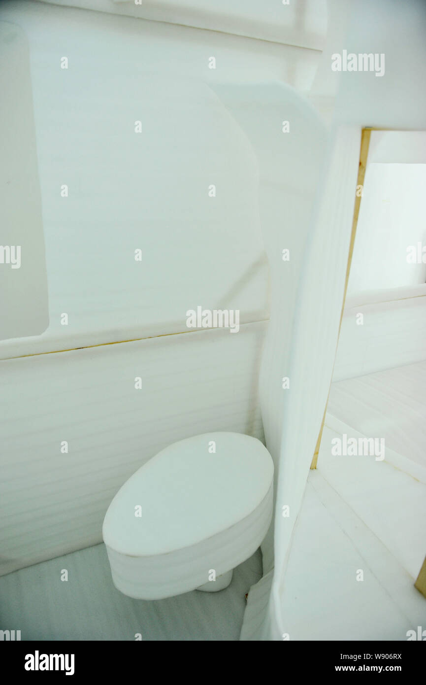 Vue de la salle de bains d'un 4 mètres carrés chambre prototype à Yangzhou University à Yangzhou city, province de Jiangsu, Chine de l'Est, le 10 septembre 2014. Banque D'Images