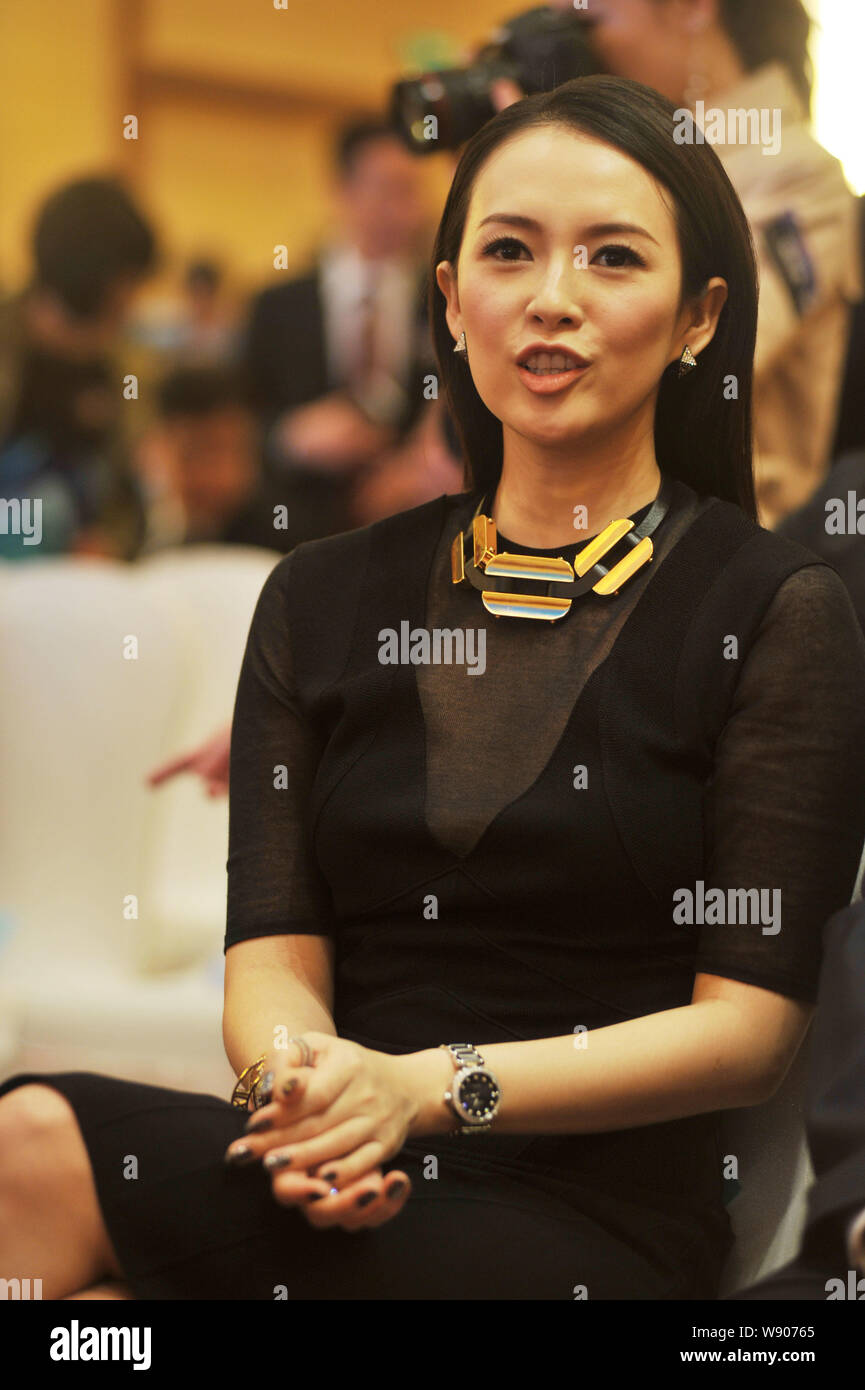 L'actrice chinoise Zhang Ziyi parle au cours d'une cérémonie de prise de vue pour Jackie Chans nouveau film à Beijing, Chine, 17 avril 2014. Hong Kongs Daniel Lee va Banque D'Images