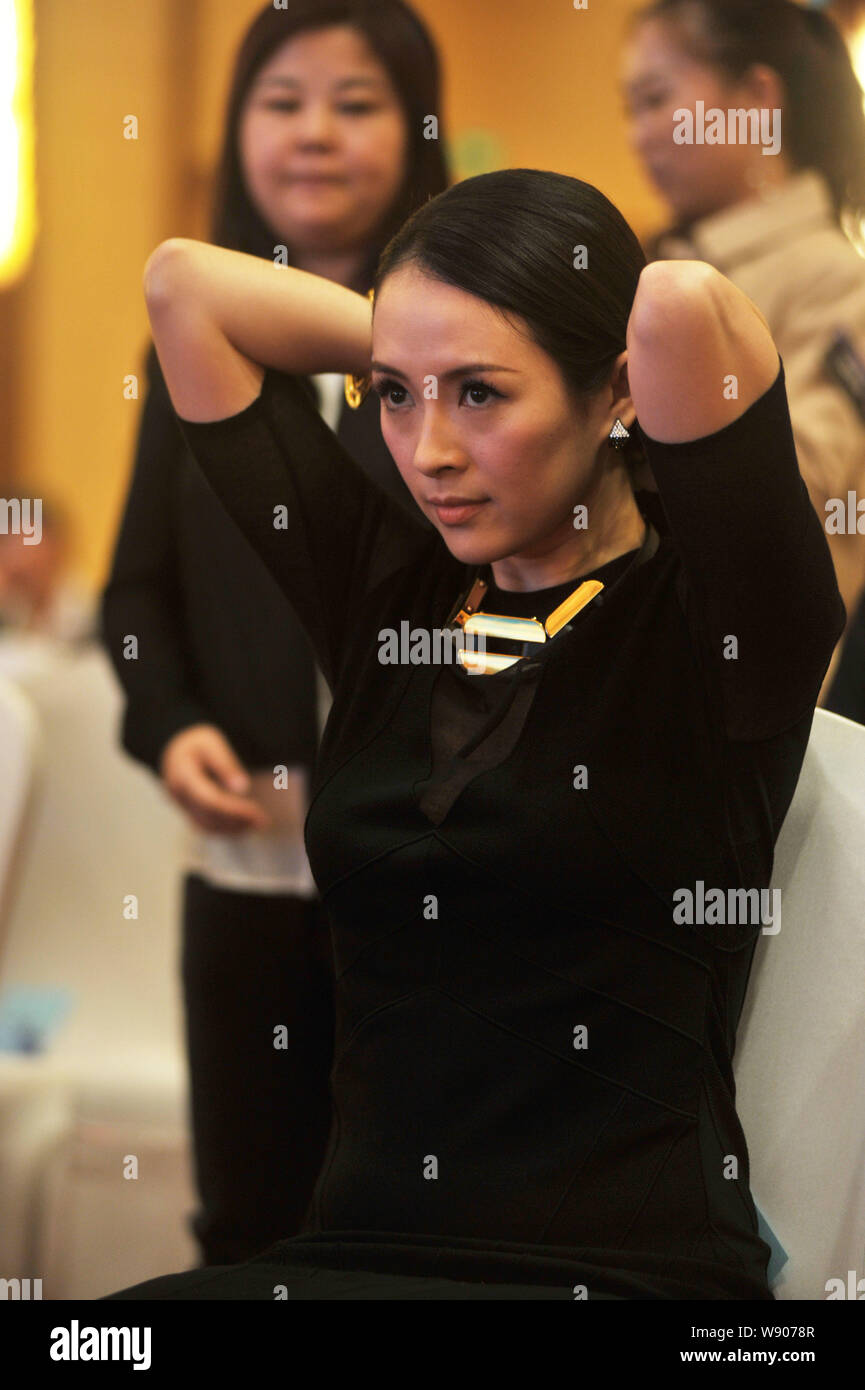 L'actrice chinoise Zhang Ziyi participe à une cérémonie de prise de vue pour Jackie Chans nouveau film à Beijing, Chine, 17 avril 2014. Hong Kongs Daniel Lee va direc Banque D'Images