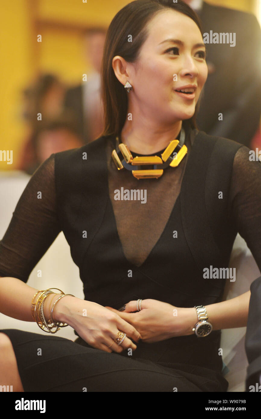 L'actrice chinoise Zhang Ziyi sourit lors d'une cérémonie de prise de vue pour Jackie Chans nouveau film à Beijing, Chine, 17 avril 2014. Hong Kongs Daniel Lee va Banque D'Images