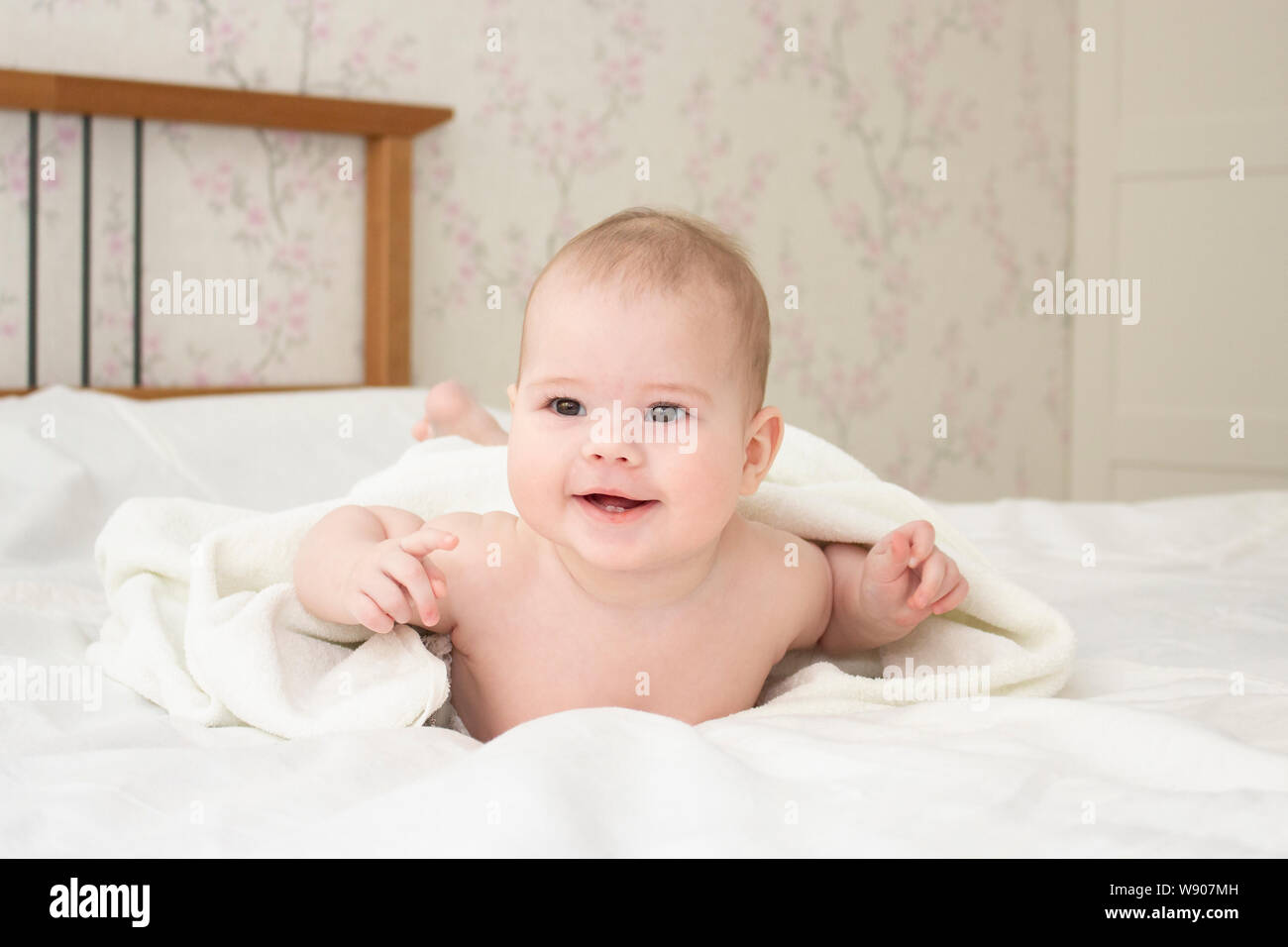 Fille Garcon Bebe 5 Mois Pose Sur Son Estomac Sous Une Serviette Joyeux Sourire Heureux L Enfant De Race Blanche Europeenne Soft Focus Photo Stock Alamy Fille Garcon Bebe 5 Mois Pose Sur Son Estomac Sous Une Serviette Joyeux Sourire Heureux L Enfant De Race Blanche Europeenne Soft Focus Photo Stock Alamy