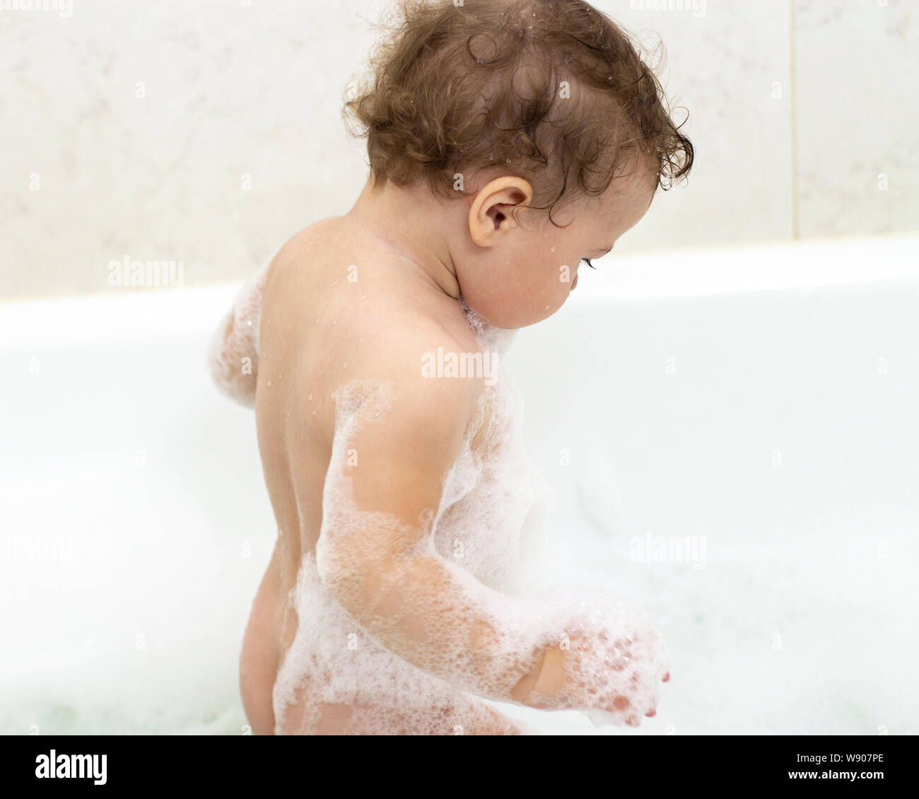 A 1 Ans Se Lave Dans Le Bain De Bebe Bebe Fille Garcon Se Tient Dans L Eau Avec De La Mousse Vue De L Arriere D Un Enfant En Mousse Savonneuse Photo Stock A 1 Ans Se Lave Dans Le Bain De Bebe Bebe Fille Garcon Se Tient Dans L Eau Avec De La Mousse Vue De L Arriere D Un Enfant En Mousse Savonneuse Photo Stock