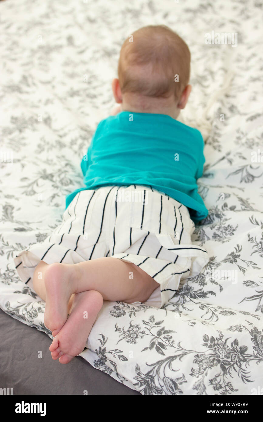 Le Petit Enfant Se Trouve Sur Le Lit Vue De L Arriere Bebe Garcon Fille Se Reposant Dans Une Chambre Avec Les Pieds Croises Vertical Photo Stock Alamy Le Petit Enfant Se Trouve Sur Le Lit Vue De L Arriere Bebe Garcon Fille Se Reposant Dans Une Chambre Avec Les Pieds Croises Vertical Photo Stock Alamy