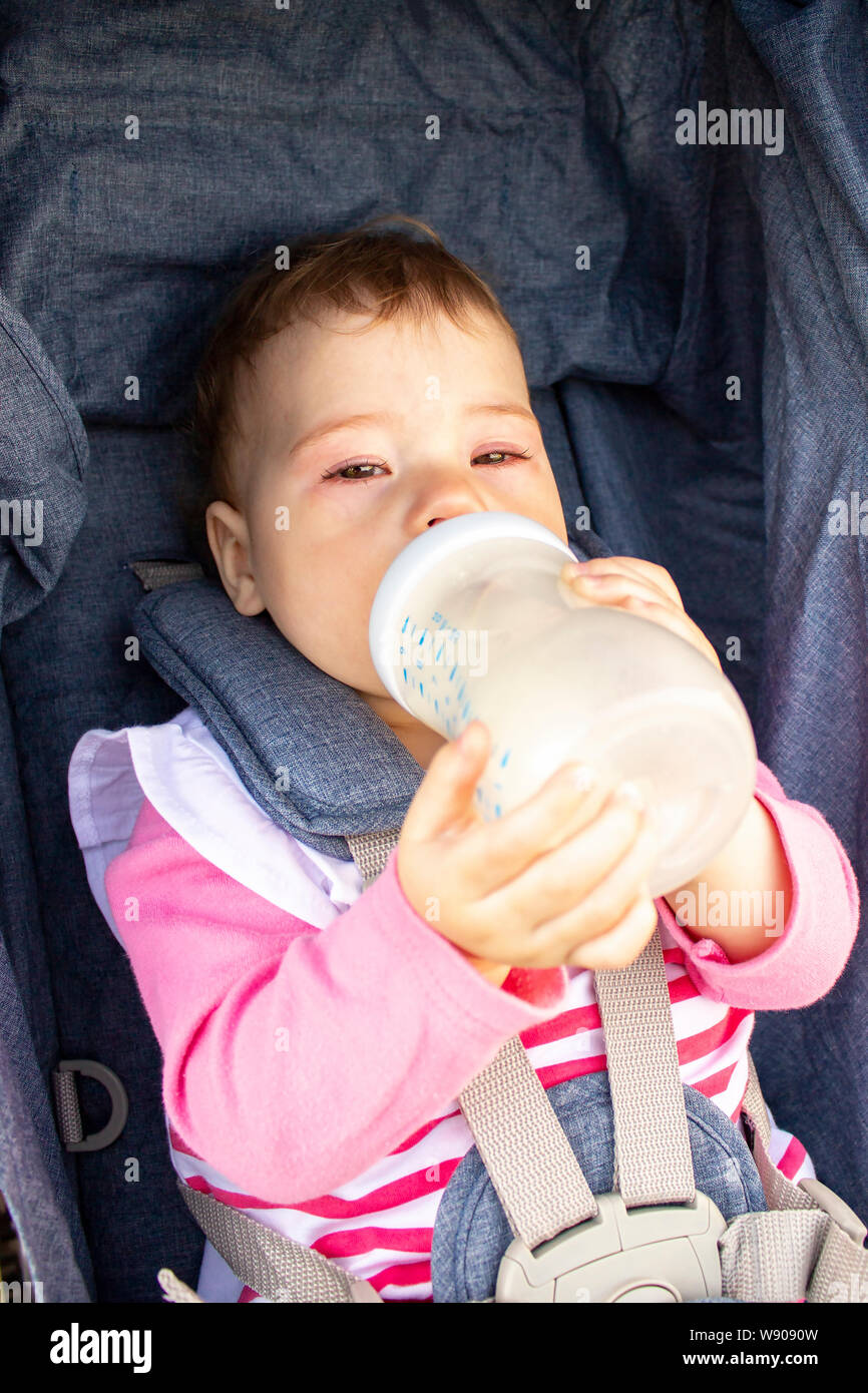 Bebe Fille 9 Mois De Manger D Aliments Pour Bebes Dans Une Bouteille De Lait Assis Dans Une Poussette Soft Focus Un Petit Enfant Independamment Du Lait Boissons Vetements Rose Avec S Photo Bebe Fille 9 Mois De Manger D Aliments Pour Bebes Dans Une Bouteille De Lait Assis Dans Une Poussette Soft Focus Un Petit Enfant Independamment Du Lait Boissons Vetements Rose Avec S Photo
