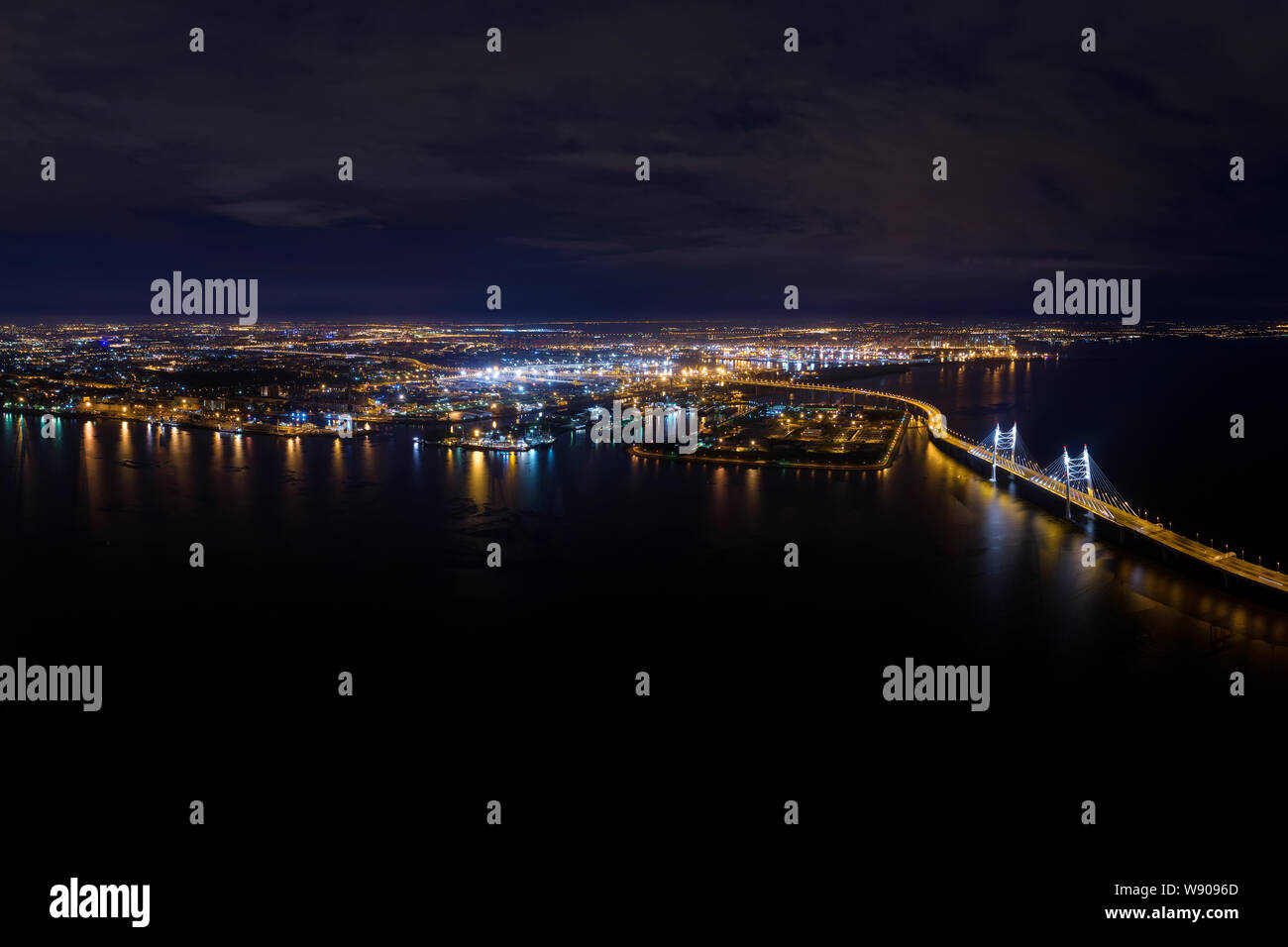 Panorama de Saint Petersburg, Russie la nuit. Autoroute surélevée au-dessus de la mer, pont, port de mer et ville loin lumières nuit vue aérienne Banque D'Images