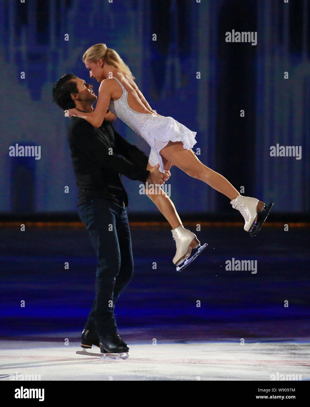 La patineuse artistique ukrainienne Tatiana Volosozhar, droite, et sa paire russe Maxim Trankov effectuer au cours de l'art on Ice 2014 de Shanghai à la Mercedes Banque D'Images