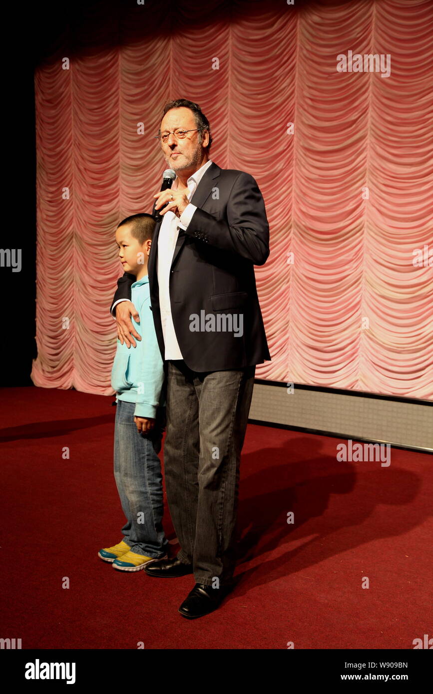 L'acteur français Jean Reno, droite, pose avec un jeune garçon lors d'une conférence de presse pour son nouveau film au cours de la 4ème Festival International du Film de Beijing à être Banque D'Images