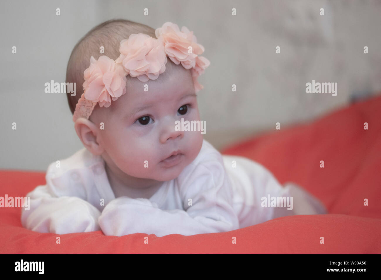 Bebe fille 2 mois Banque de photographies et d'images à haute résolution -  Alamy