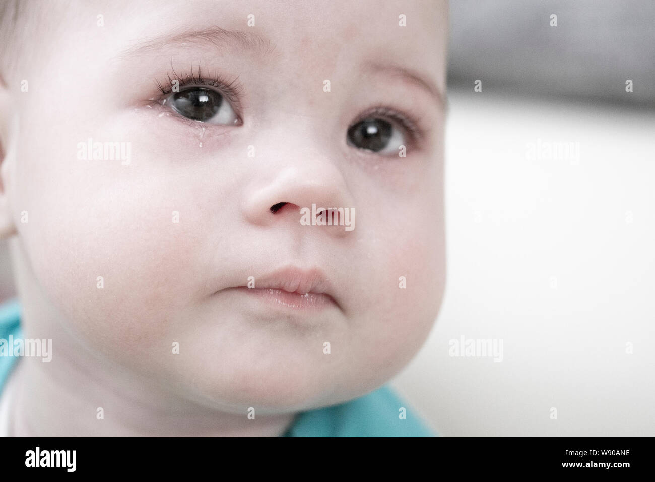 Bebe Qui Pleure 67 Mois Portrait Close Up Triste Visage D Un Enfant Avec Des Larmes Dans Ses Yeux Des Larmes De Bebe Fille Bebe Garcon Enfant Bebe Qui Pleure En Silence Un Enfant