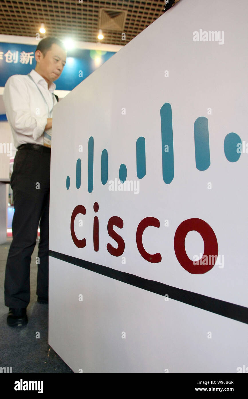 --FILE--un employé chinois est vu sur le stand de Cisco au cours de l'Expo 2011 NexCom à Shanghai, Chine, le 19 octobre 2011. Cisco Systems Inc a déclaré qu'il Banque D'Images