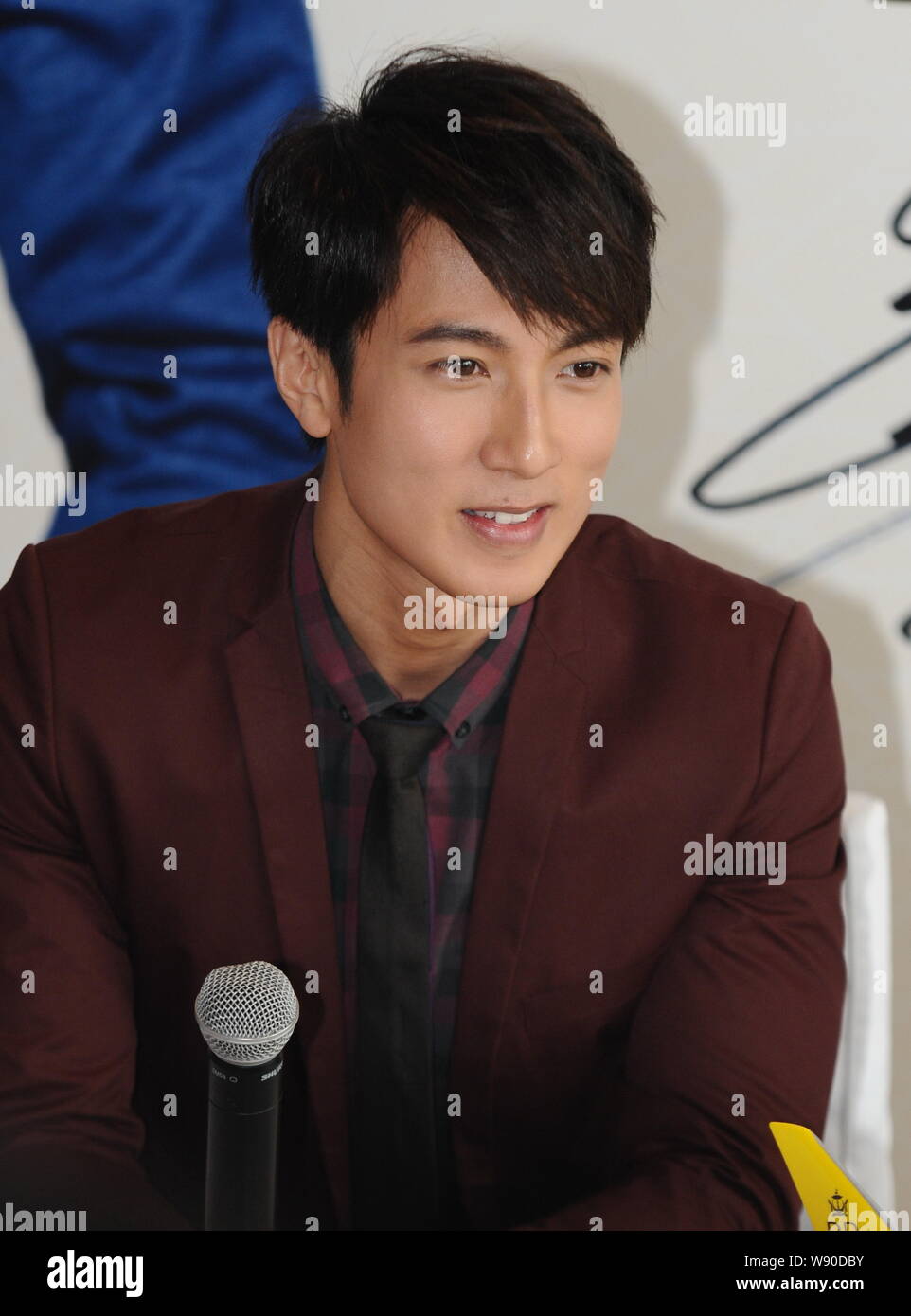 Acteur brunéiens Wu Chun pose au cours d'une cérémonie de signature pour devenir l'ambassadeur de l'image internationale de Royal Brunei Airlines à Shanghai, Chine, 21 Banque D'Images