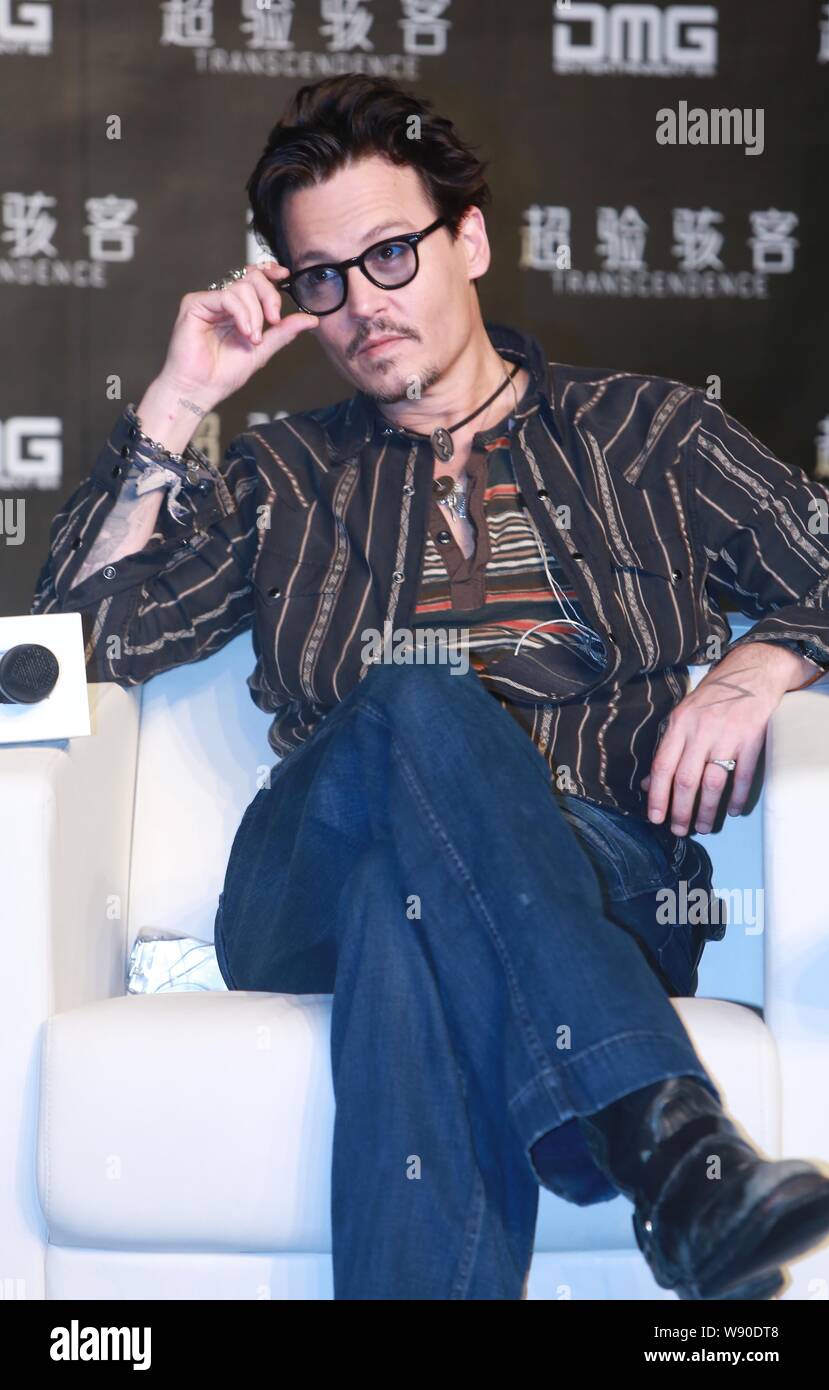 L acteur americain Johnny Depp montre sa nouvelle bague de fiancailles sur sa main gauche tout en assistant a une conference de presse pour son film la transcendance dans la region de Beij