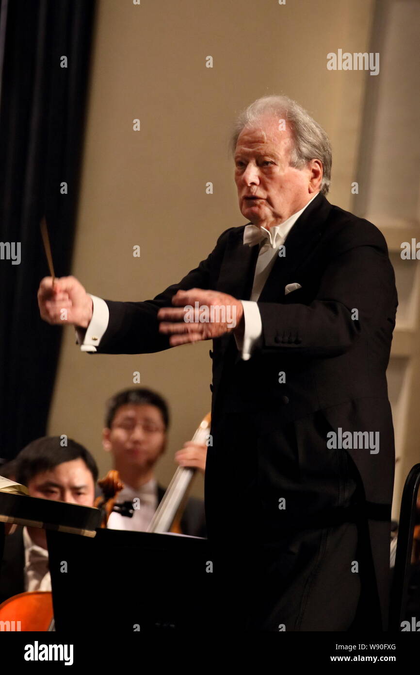 Chef d'orchestre et violoniste Sir Neville Marriner effectue pendant son concert au Shanghai Oriental Art Center de Shanghai, Chine, le 8 mars 2014. Banque D'Images