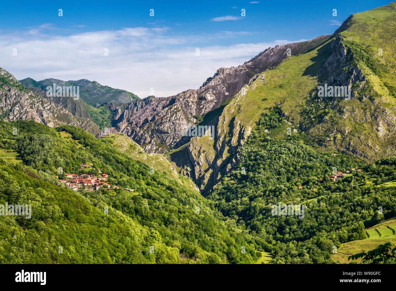 Village de Abiegos, Sierra de Canaiva Maranguero, Sierra de, sur Rio Ponga gorge, Cordillera Cantabrica, Parc Naturel de Ponga, Asturias, Espagne Banque D'Images