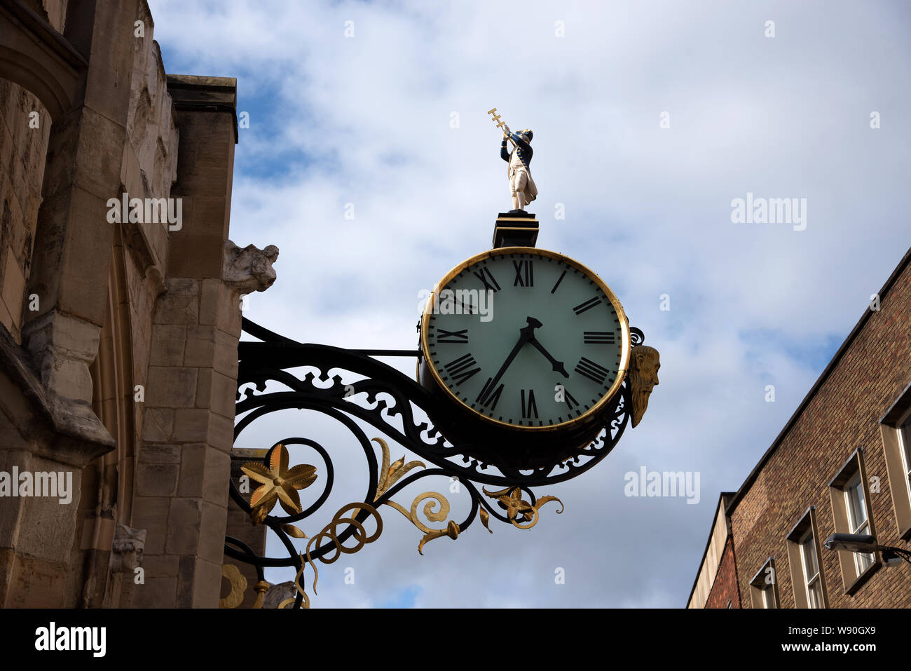 L'horloge de l'église (peu) de l'amiral réveil St Martin le Grand (St Martins) surplombant Coney Street, York , France Banque D'Images