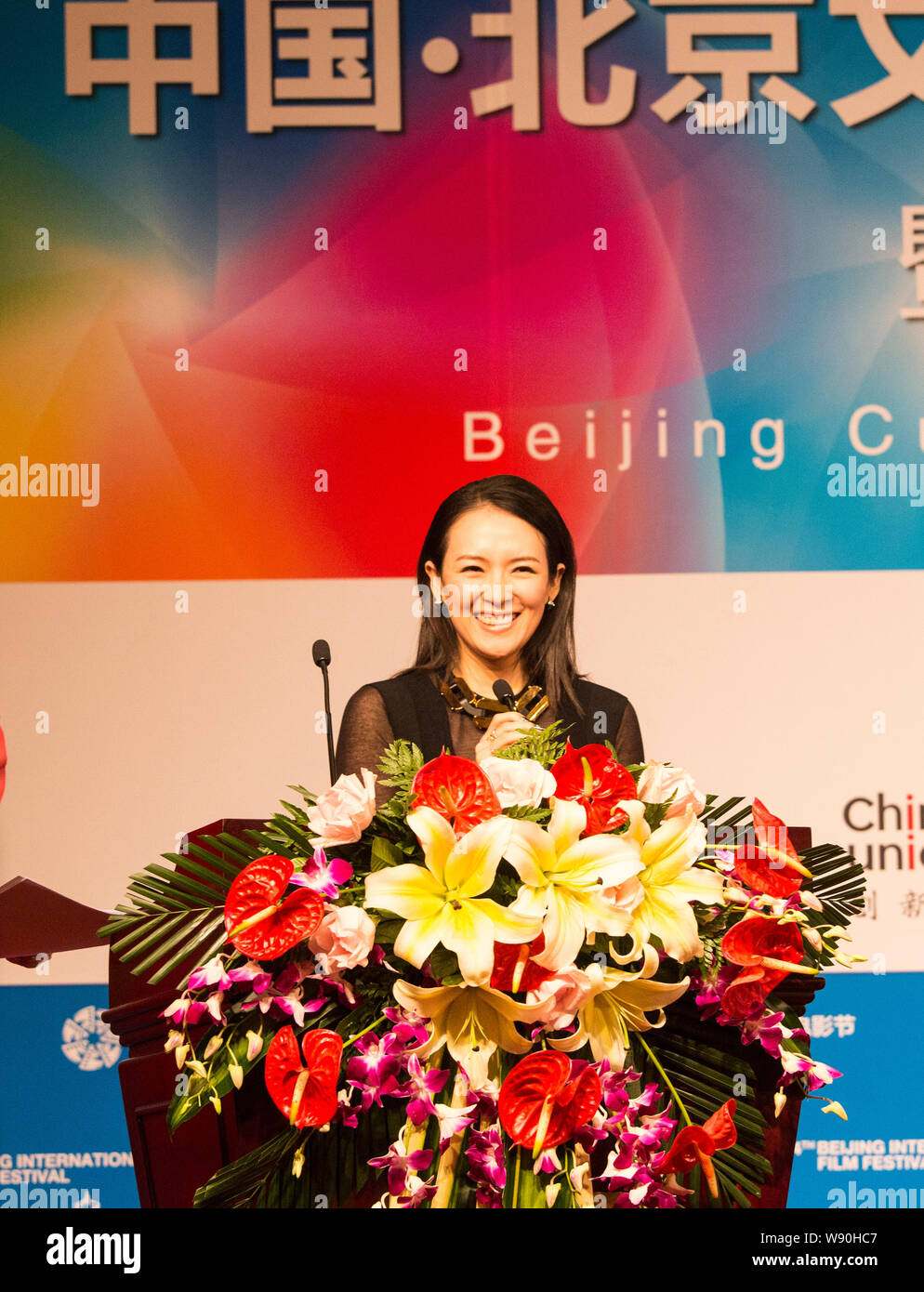 L'actrice chinoise Zhang Ziyi parle au cours d'une cérémonie de prise de vue pour Jackie Chans nouveau film à Beijing, Chine, 17 avril 2014. Hong Kongs Daniel Lee va Banque D'Images