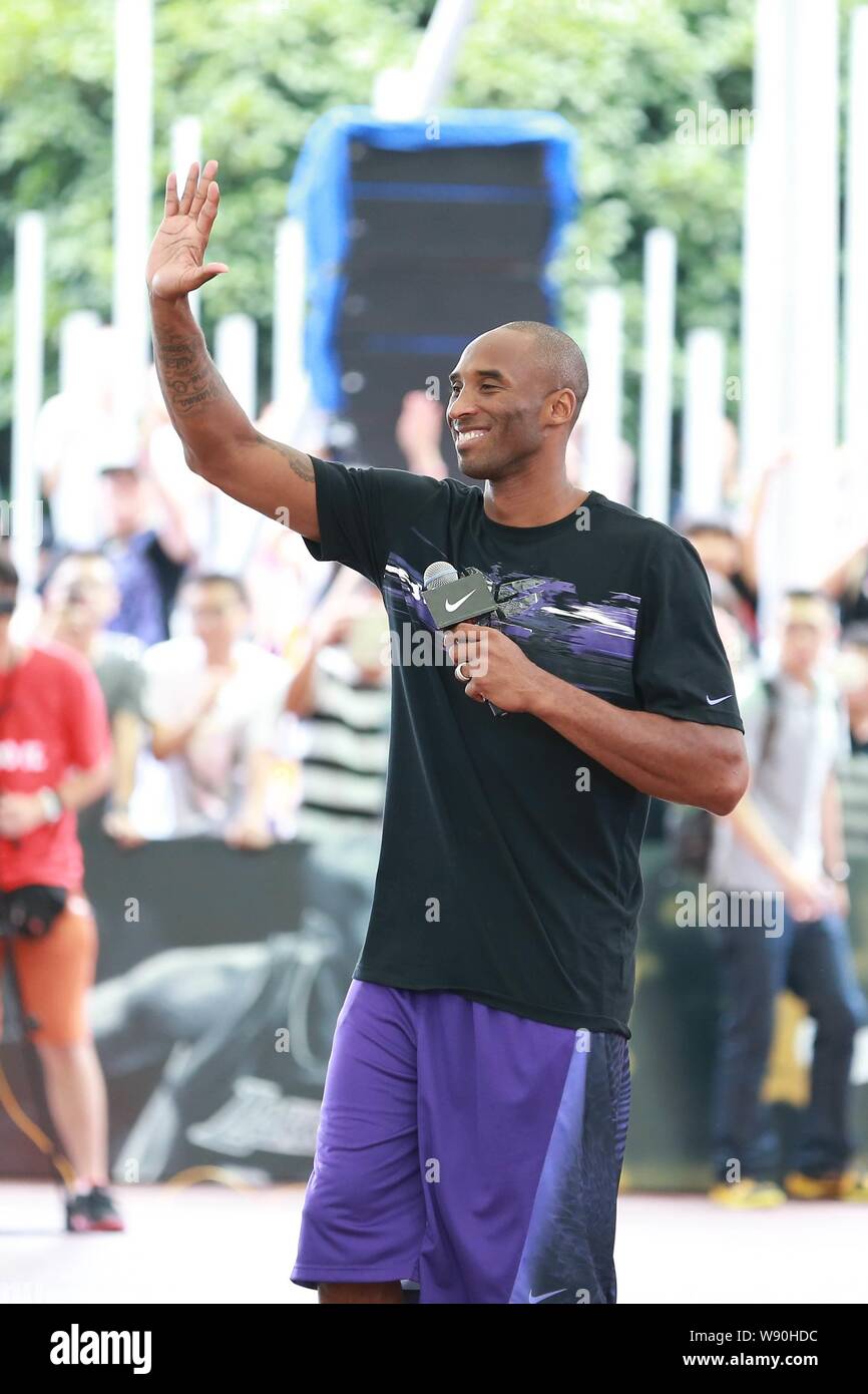 NBA superstar Kobe Bryant vagues aux fans lors d'une réunion du ventilateur au cours de sa visite en Chine à Shanghai, Chine, le 2 août 2014. Banque D'Images