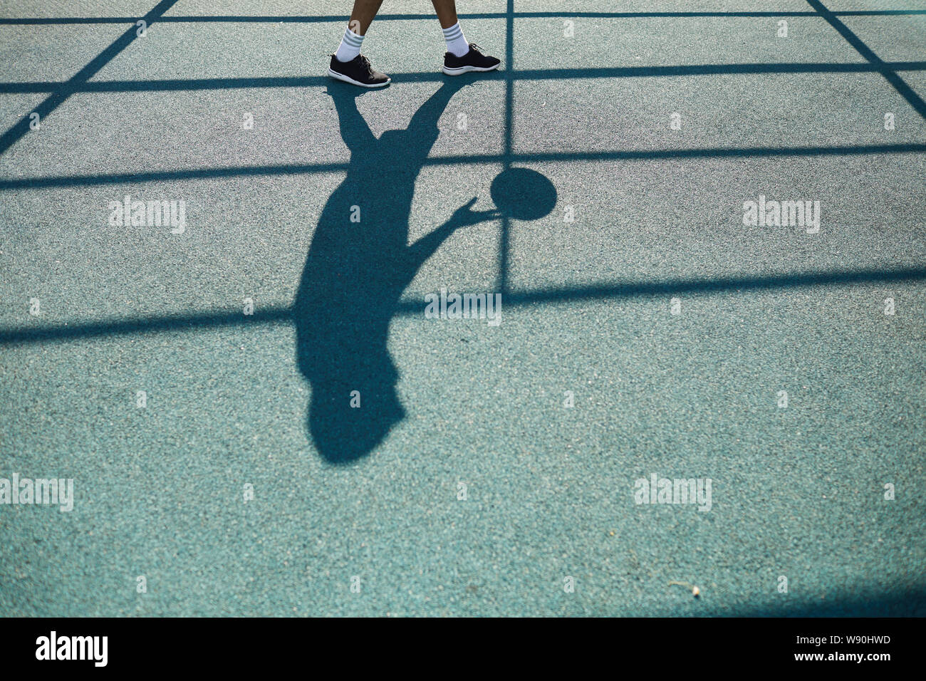 Silhouette d'homme méconnaissable dans jouer au basket-ball cour de plein air, des sports de fond, copy space Banque D'Images