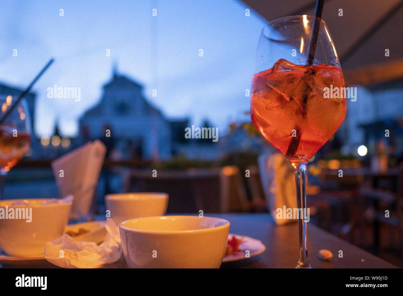 Délicieux cocktail dans un café après une longue journée promenade dans une belle ville côtière Banque D'Images
