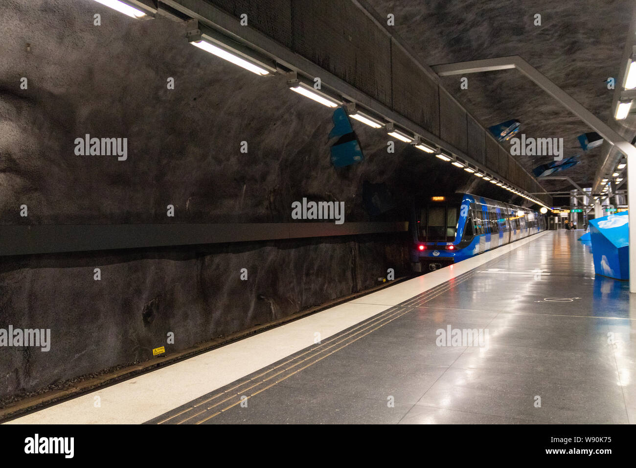 Stockholm, Suède 7 Juin 2019 : la station de métro Solna Strand. En train La station de métro de Stockholm Banque D'Images