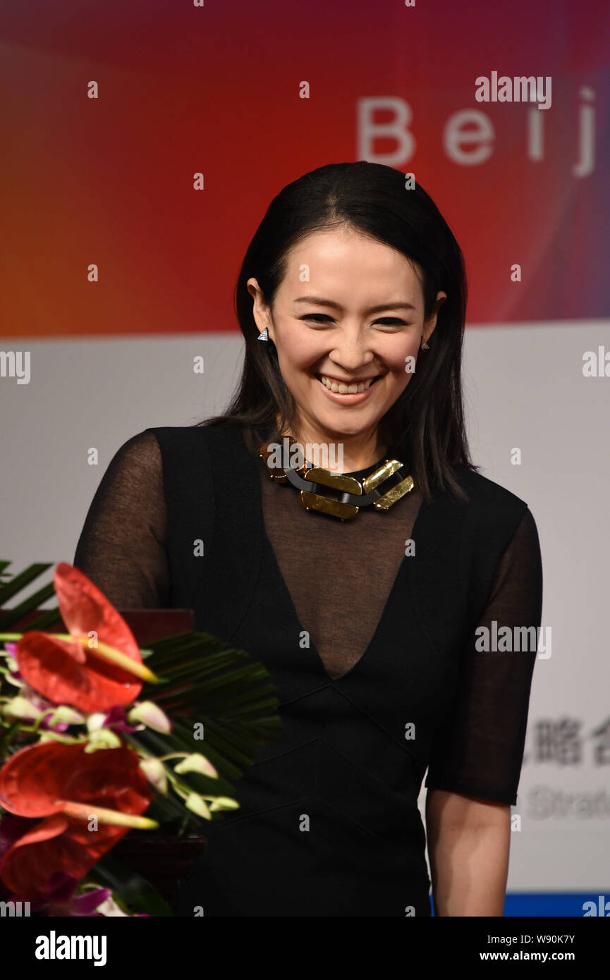 L'actrice chinoise Zhang Ziyi sourit lors d'une cérémonie de prise de vue pour Jackie Chans nouveau film à Beijing, Chine, 17 avril 2014. Hong Kongs Daniel Lee va Banque D'Images