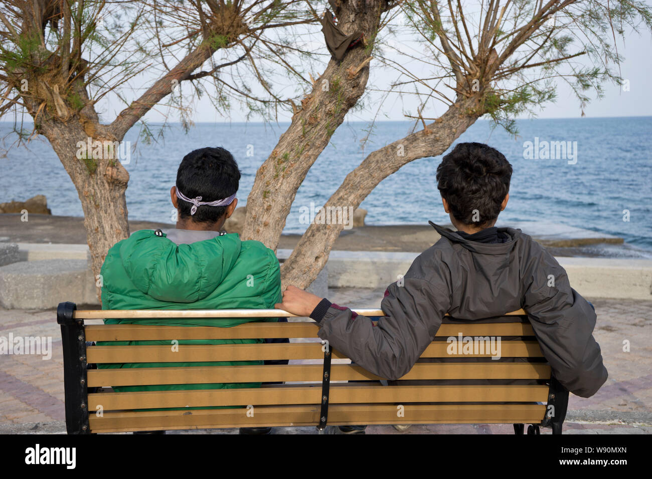 Les réfugiés d'Afghanistan à l'île grecque de Lesbos attendent d'être transférés à Athènes par la mer Banque D'Images