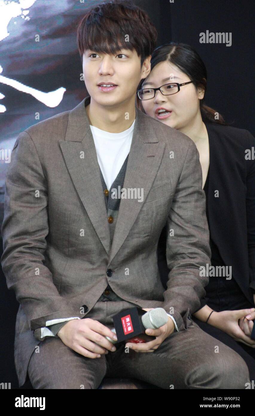 Acteur et chanteur sud-coréen Lee Min-ho, avant, à l'écoute d'un interprète  lors d'un événement promotionnel de la marque de bijoux Chow Tai Fook à  Shanghai, Chin Photo Stock - Alamy