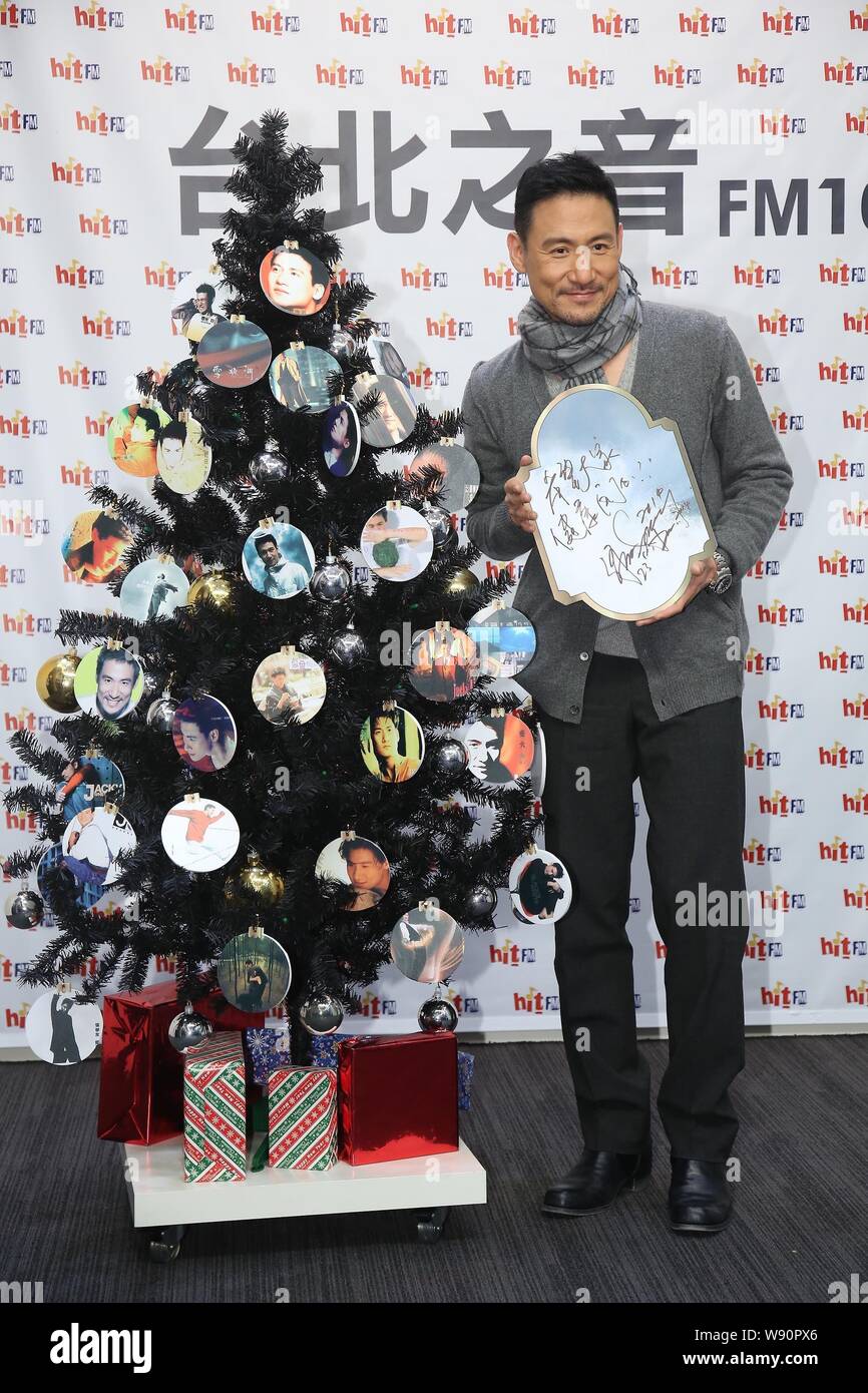Hong Kong chanteur Jacky Cheung pose à un événement promotionnel pour son nouvel album 'Service rêver' à la voix de la station de radio de Taipei à Taipei, Taiwan Banque D'Images