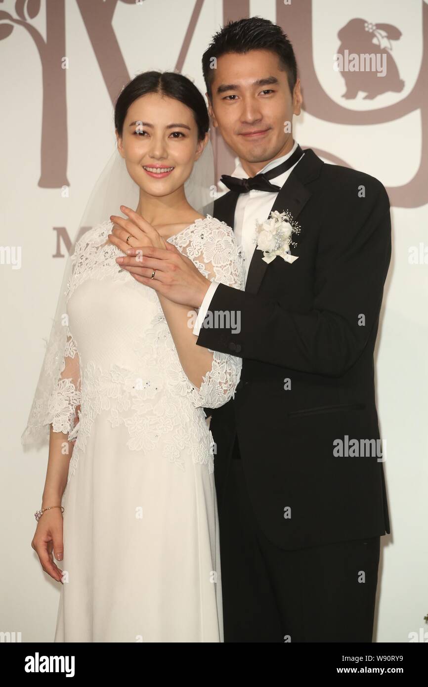 L'actrice chinoise Gao Yuanyuan, gauche, et son mari Mark Chao acteur taïwanais montrent leur mariage au cours de leur fête de mariage à Taipei, Taiwan, Banque D'Images