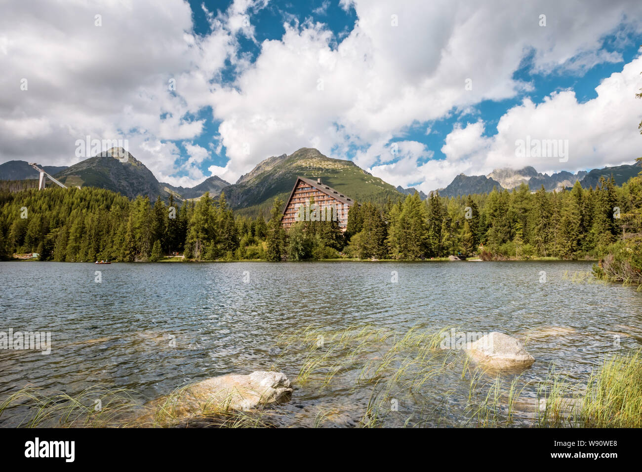 Lac de montagne de Štrbské Pleso dans le Parc National des Hautes Tatras, Slovaquie Banque D'Images