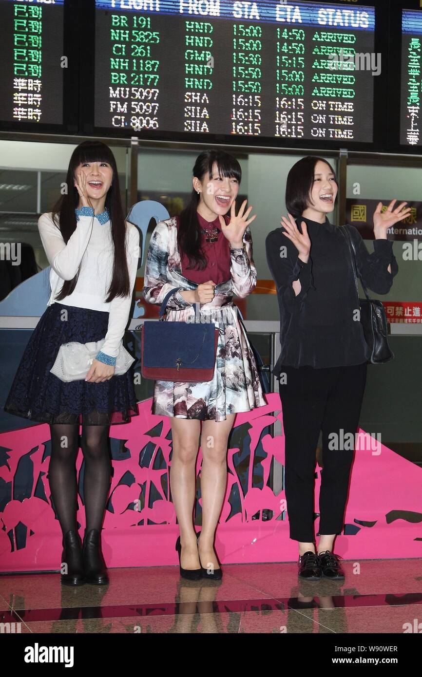 (De gauche), Ayaka Nishiwaki Yuka Kashino et Ayano Omoto japonais de pop girl group parfum fans salue leur arrivée à l'Aéroport de Taipei Songshan Banque D'Images