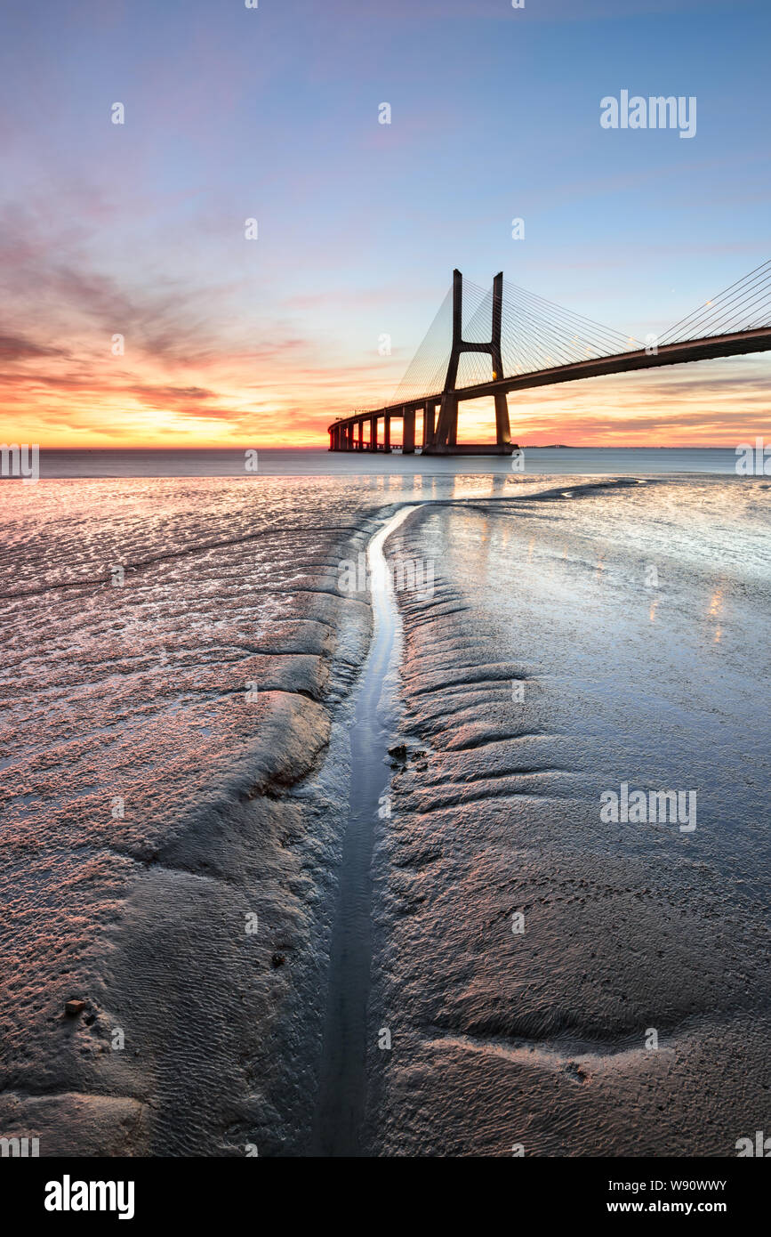 Pont Vasco da Gama paysage au lever du soleil. L'un des plus longs ponts du monde. Lisbonne est une destination touristique extraordinaire parce que sa lumière, ses mo Banque D'Images