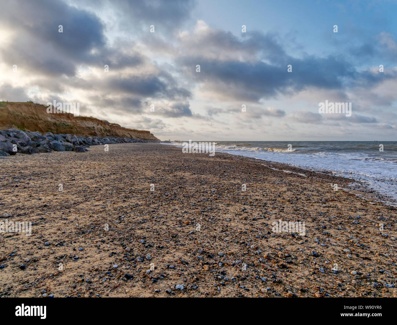 Des nuages sombres dans le ciel du soir plus Happisburgh beach à Norfolk Banque D'Images